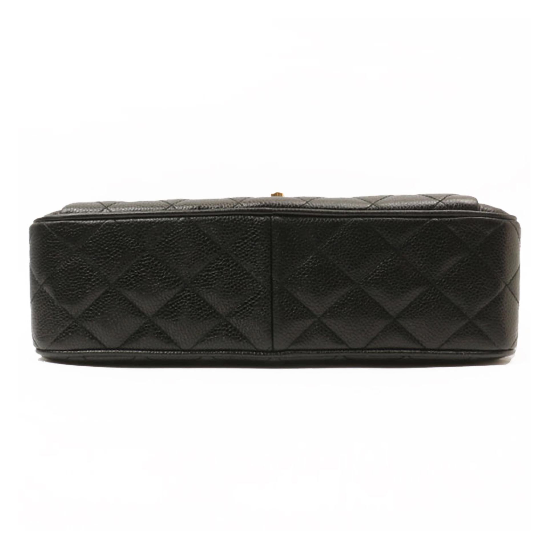 Chanel - Caviar noir matelassé, vintage, années 90  Sac à bandoulière à rabat classique CC en vente 3