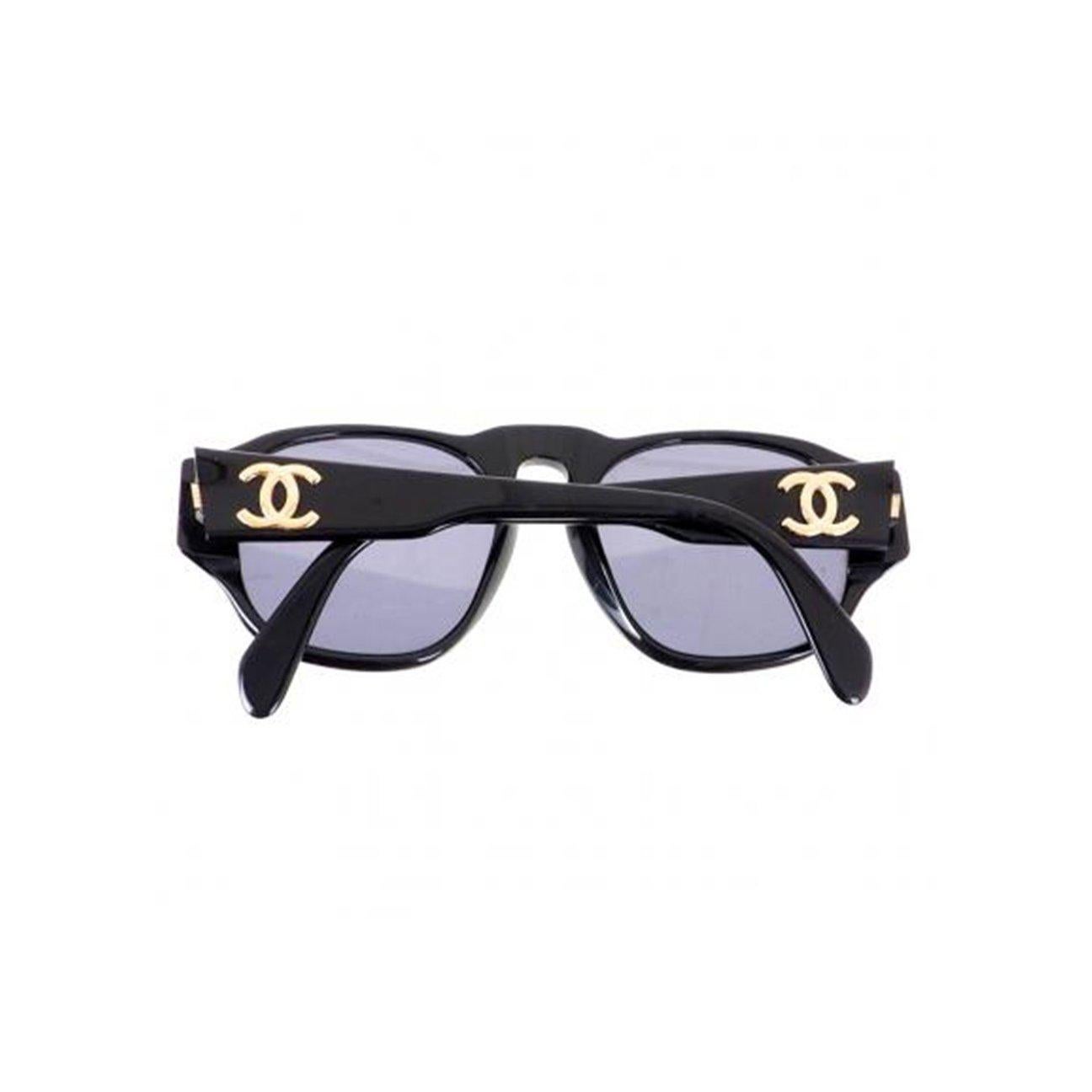 Chanel Vintage 90's Black Logo Sunglasses In Good Condition For Sale In Miami, FL