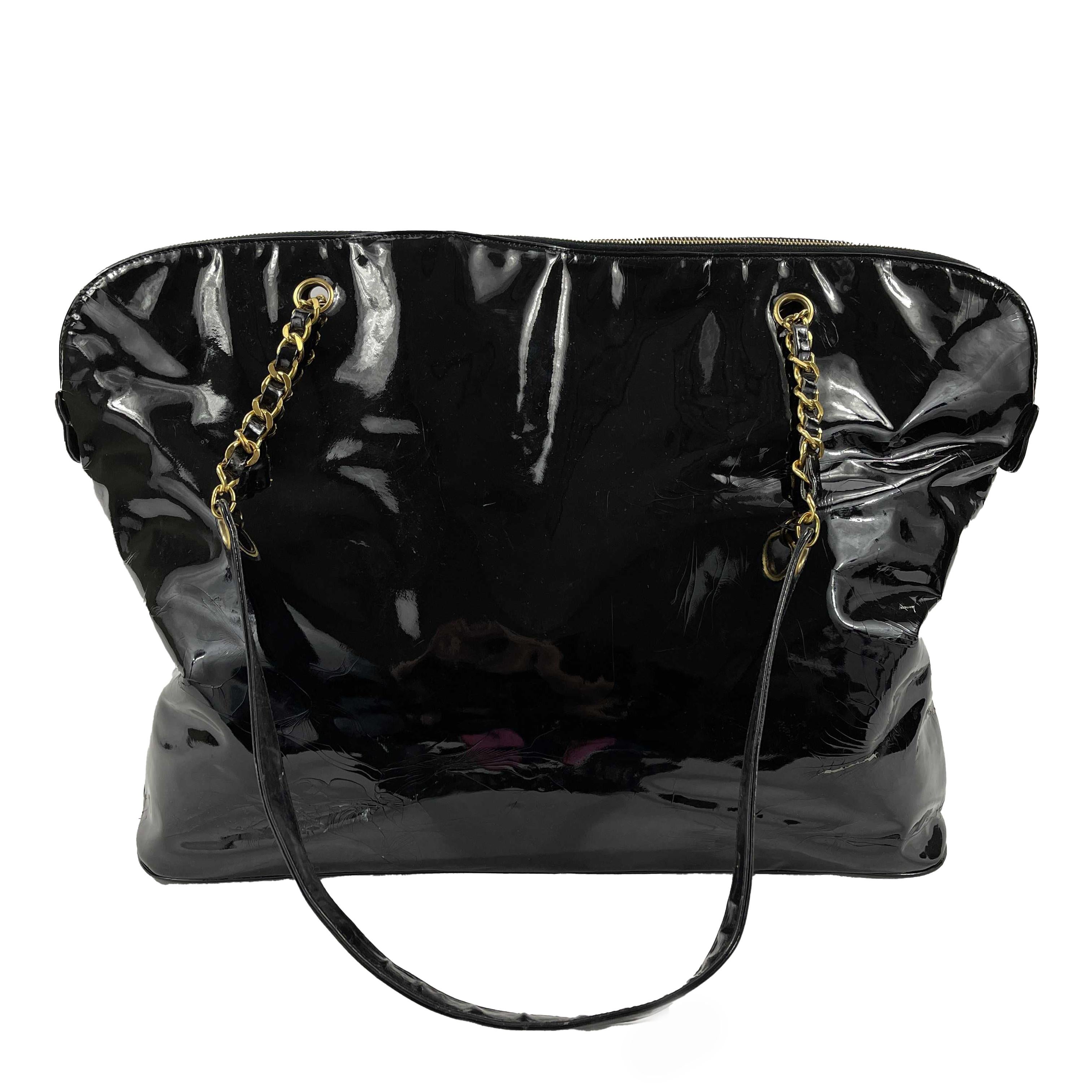CHANEL - Good - Vintage 90s Patent Extra Large Tote - Black - Handbag

Description

Vintage 1990s 94-96 collection era.
This extra large black patent leather tote features antiqued gold-tone hardware with dual shoulder straps, nylon lining with