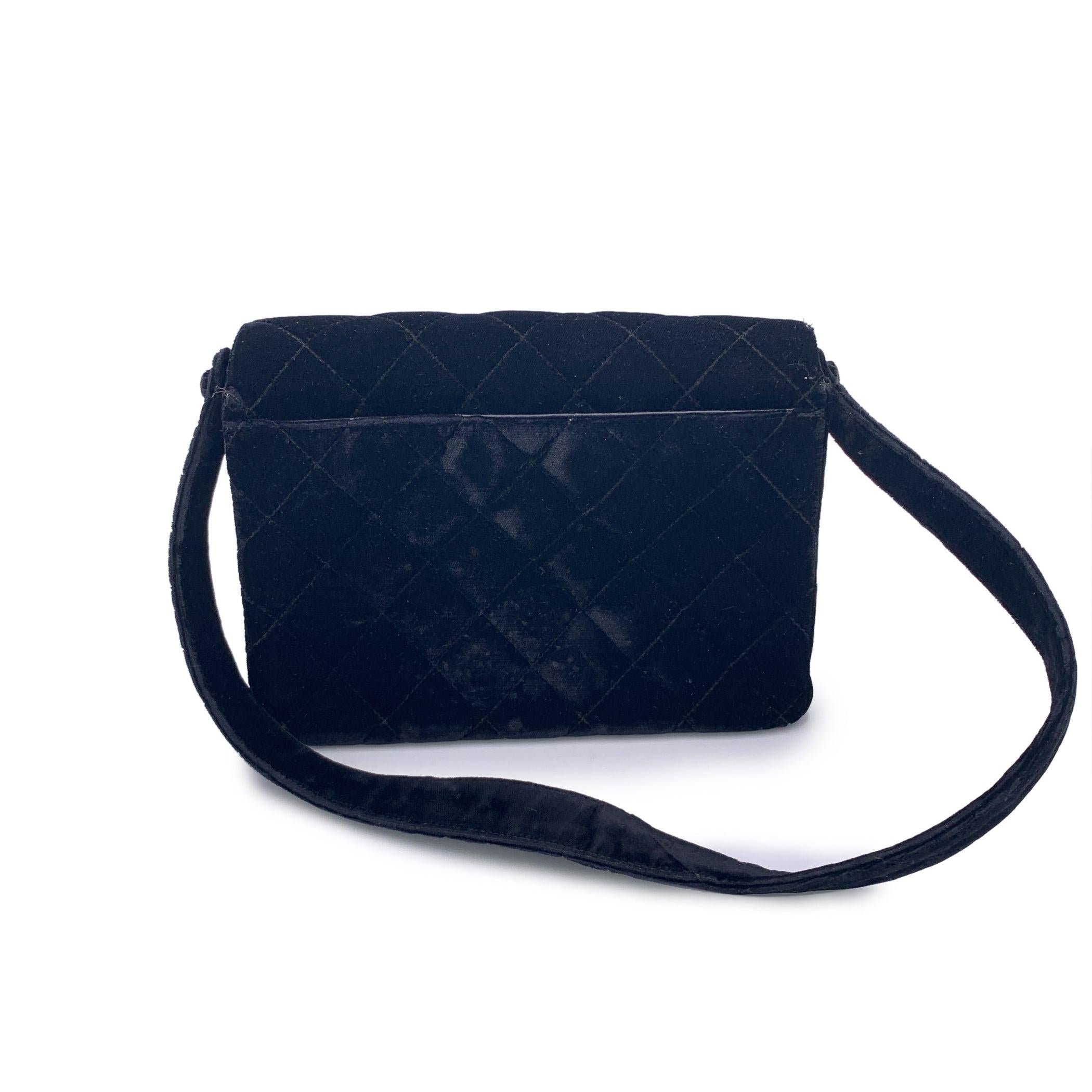 Chanel Vintage 90s Black Quilted Velvet Flap Shoulder Bag In Good Condition For Sale In Rome, Rome