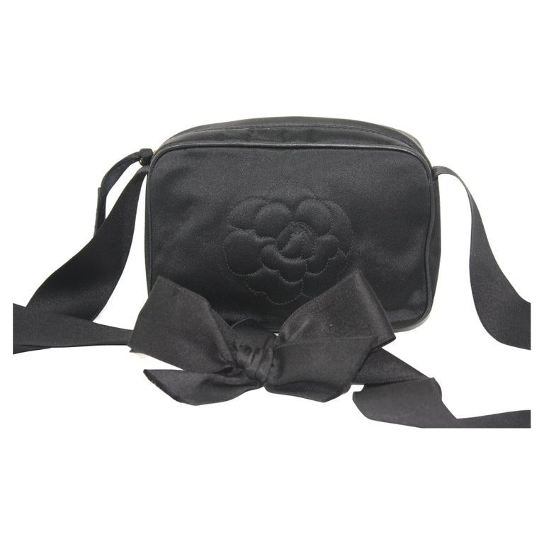 Chanel Camellia Satin clutch Black Leather ref.125967 - Joli Closet