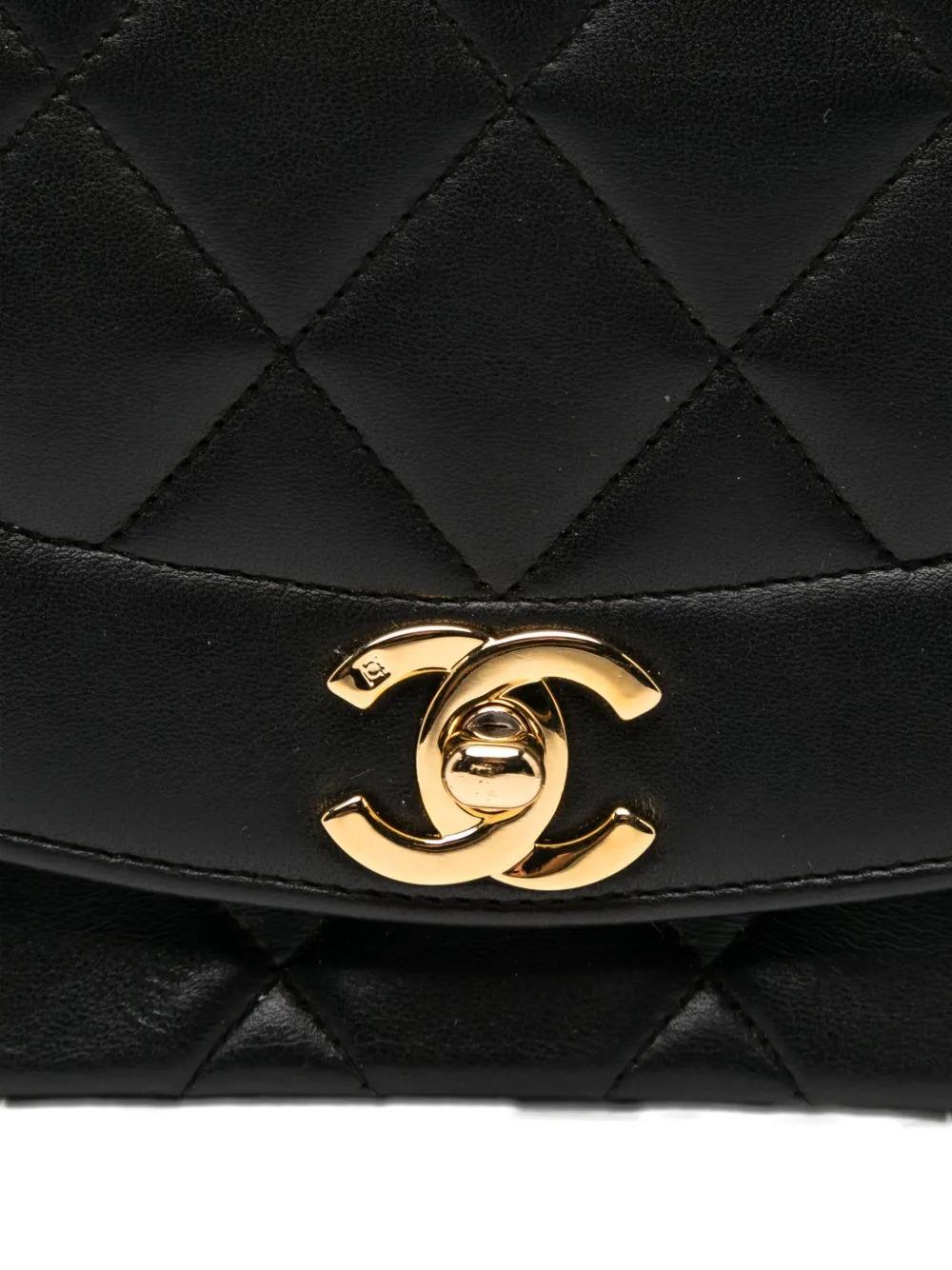Chanel Vintage 90's Diana Medium Lambskin Crossbody Shoulder Bag In Good Condition For Sale In Miami, FL