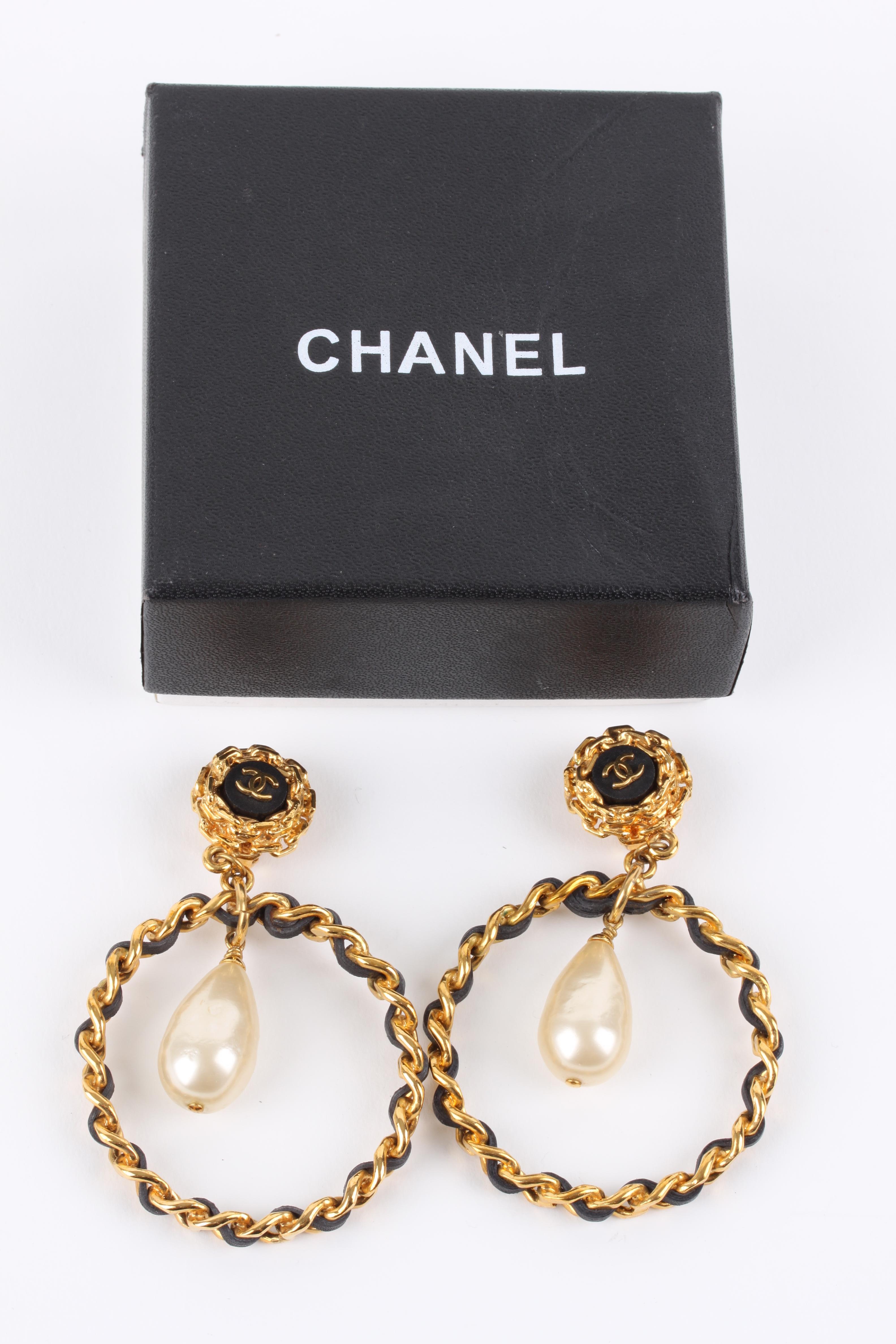 These authentic vintage Chanel beauties are from the 90's, true statement pieces!

The gold-tone clip on top has a black center with CC logo. On the back 'CHANEL made in France 93P' is embossed. A large drop shaped faux pearl is attached to the