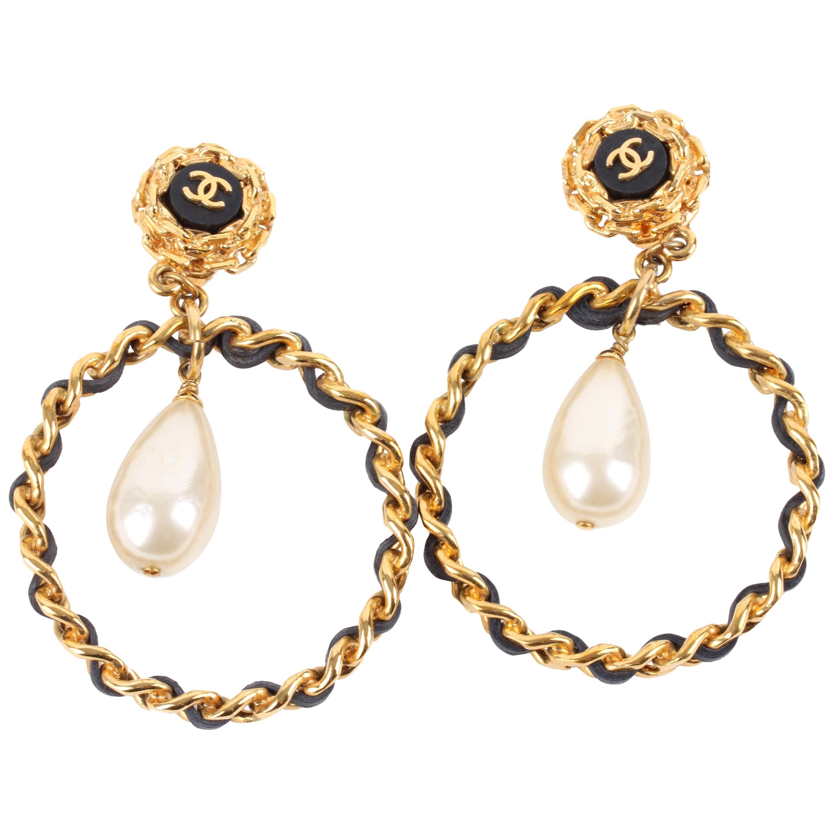 Chanel Vintage 90's Hoop Earrings with Pearl Drop - gold/black For Sale at  1stDibs