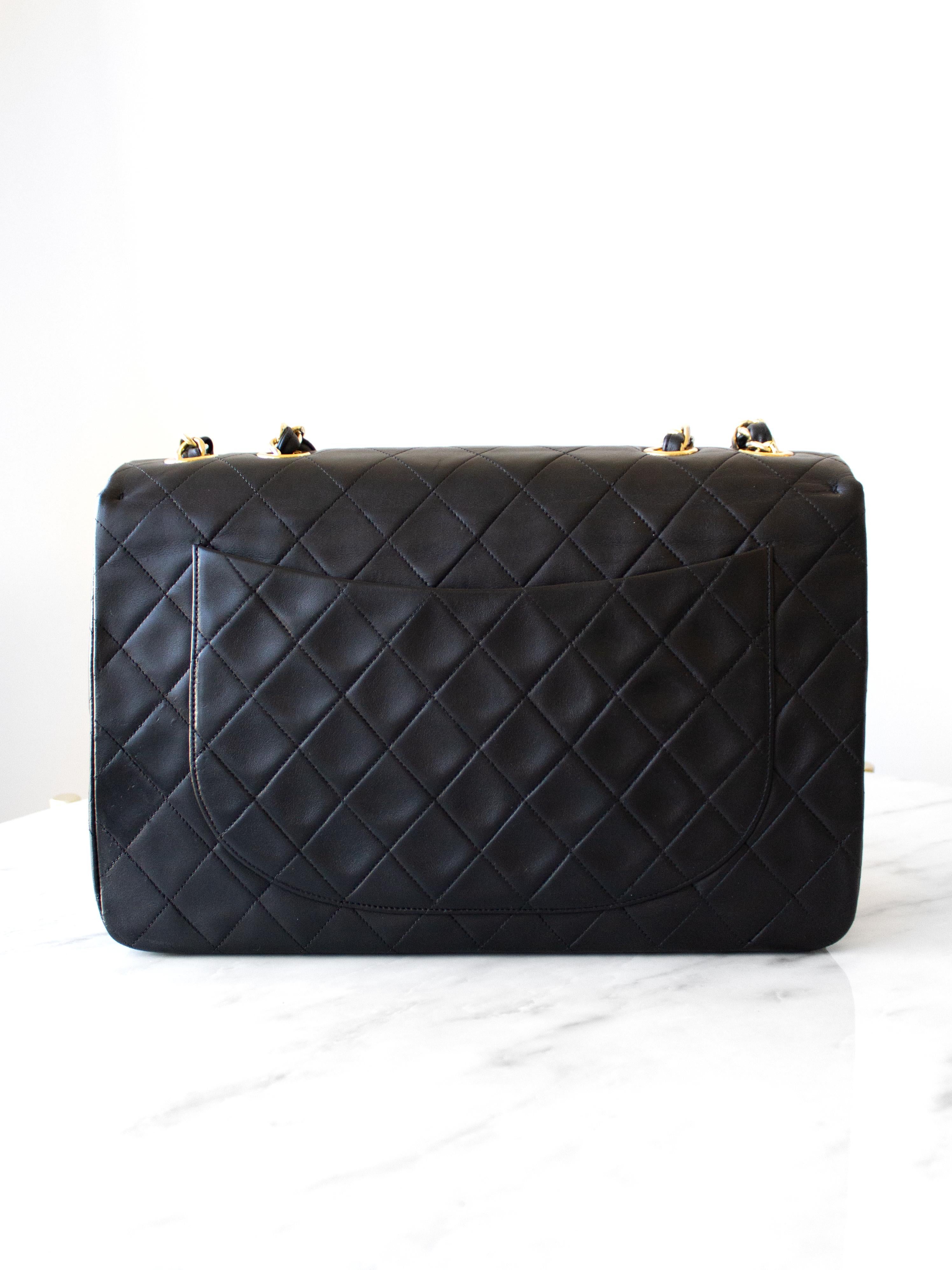 Chanel Vintage 90s Jumbo XL Black 24K Gold Quilted Lambskin Maxi Single Flap Bag In Good Condition In Jersey City, NJ