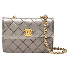 Chanel Vintage 90er Micro Mini Metallic Anthrazitgraue gesteppte Lammfell-Klappe aus Lammfell