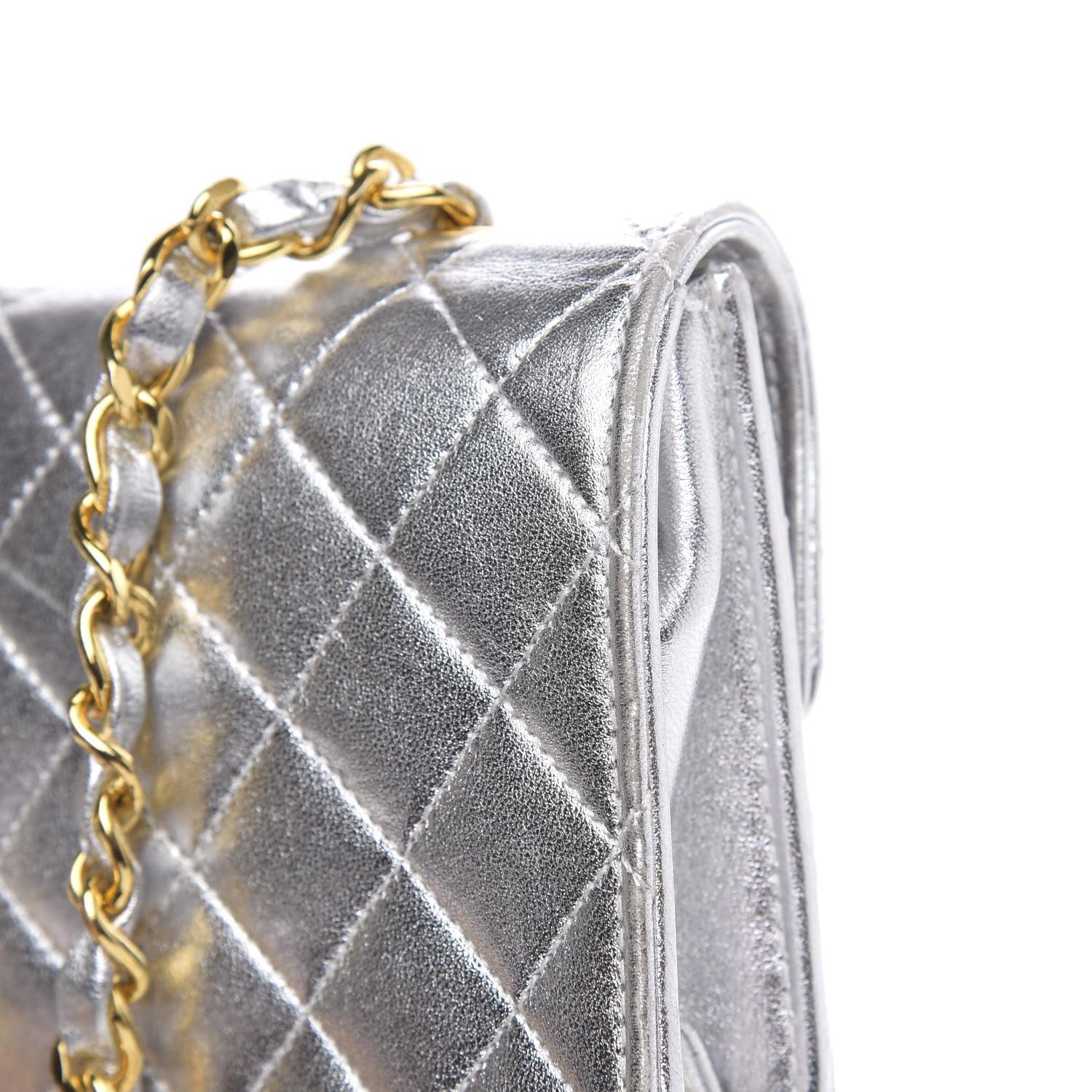 Chanel Vintage 90's Micro Mini Metallic Silver Quilted Classic Flap Bag en vente 7