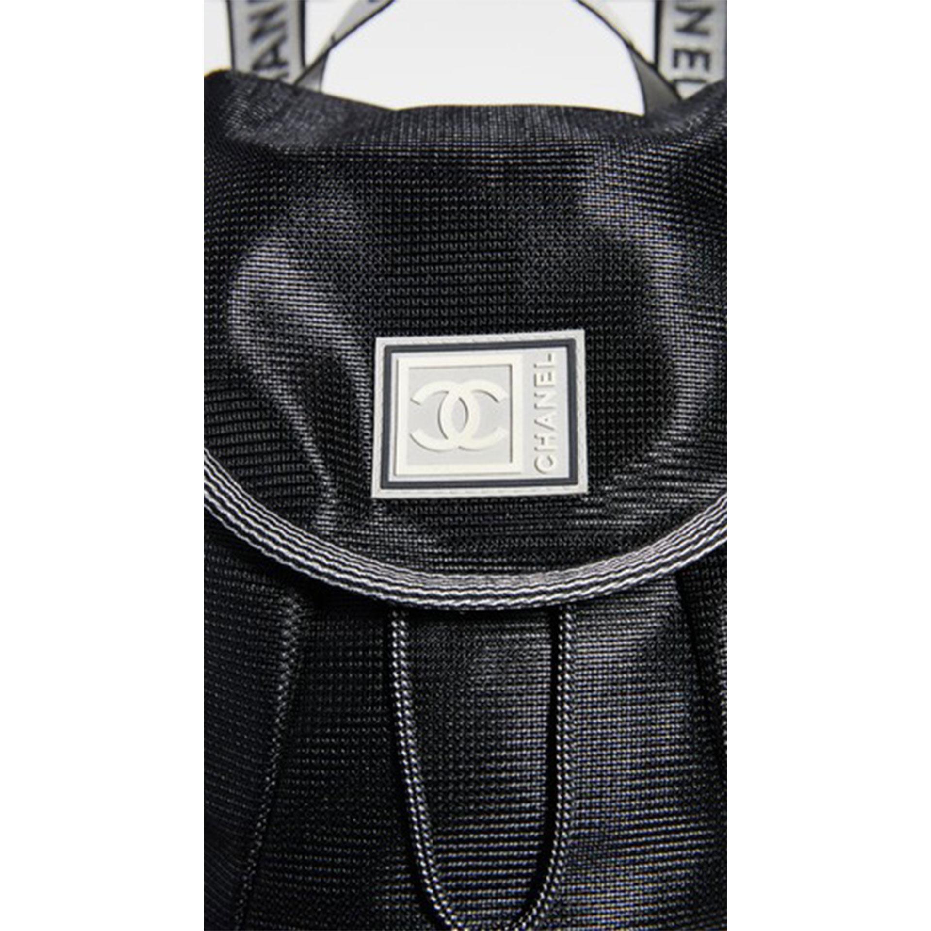 Chanel - Sac à dos de sport vintage en nylon noir et microfibre avec mini maille en maille, rare en vente 1