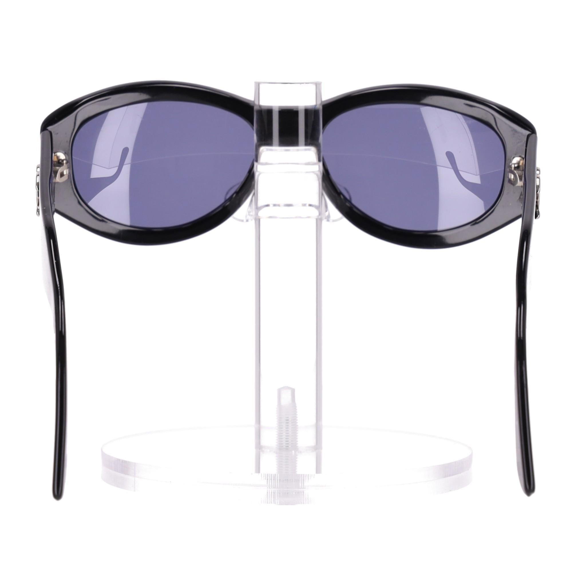 Gris Chanel Vintage 90's - Lunettes de soleil Cat-Eye à clous en vente