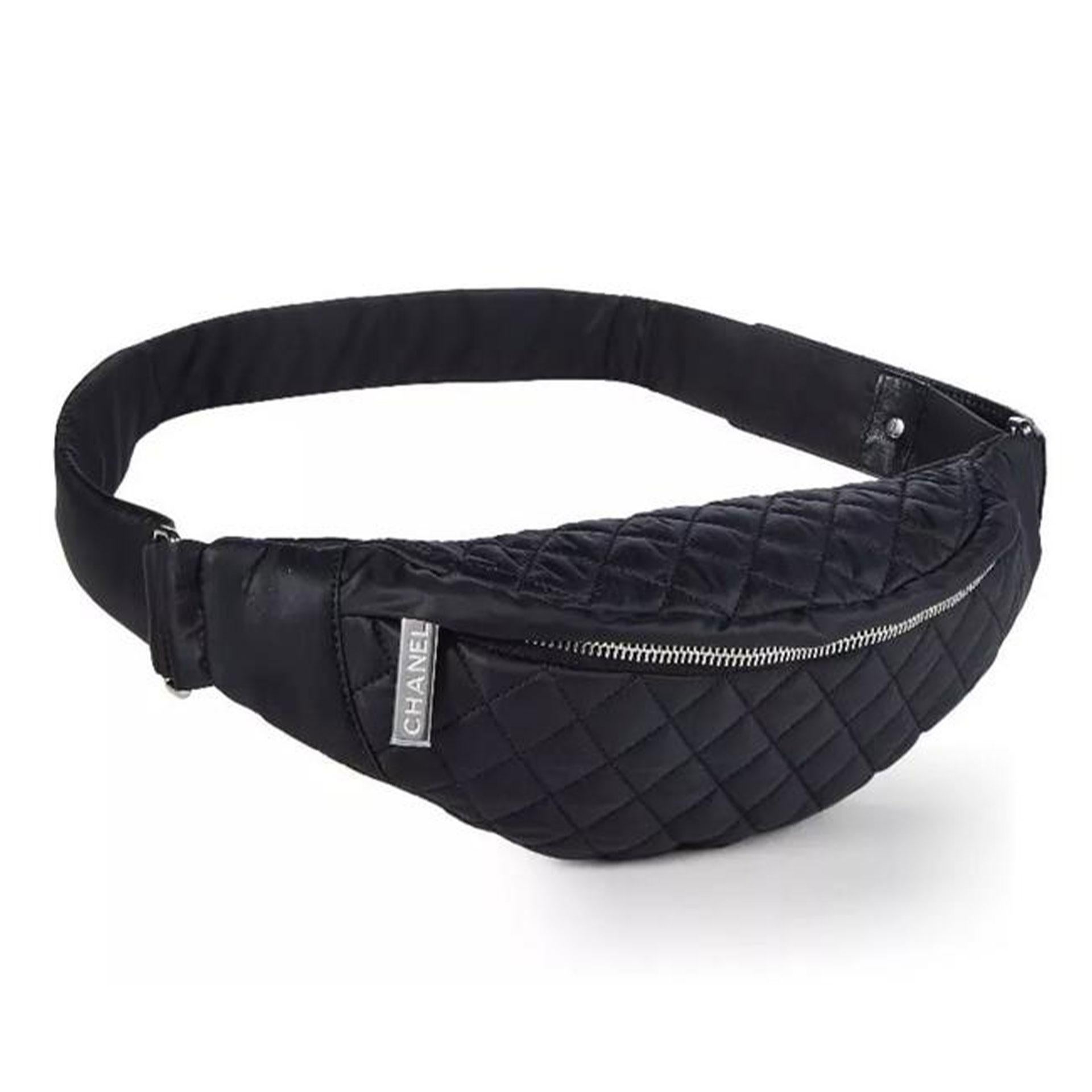 Chanel Sport Fanny Pack Gürteltasche Crossbody Banane Selten Ausverkauft

Silberne Hardware
Zip-Verschluss mit CC-Gravur
Verstellbarer Taillengurt
Nylon-Futter

Hergestellt in Italien