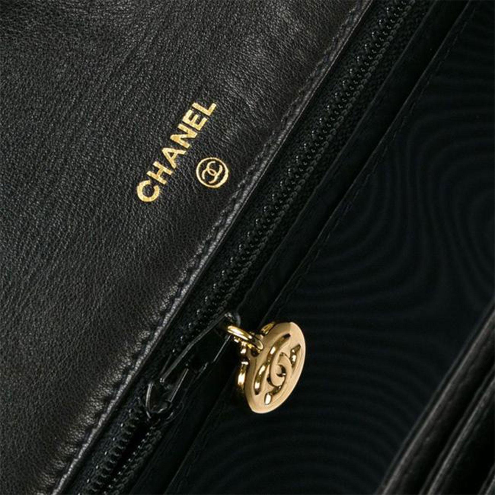 Chanel 1996 Vintage Woc Brieftasche an Kette Cross Body Bag aus schwarzem Kalbsleder im Angebot 5
