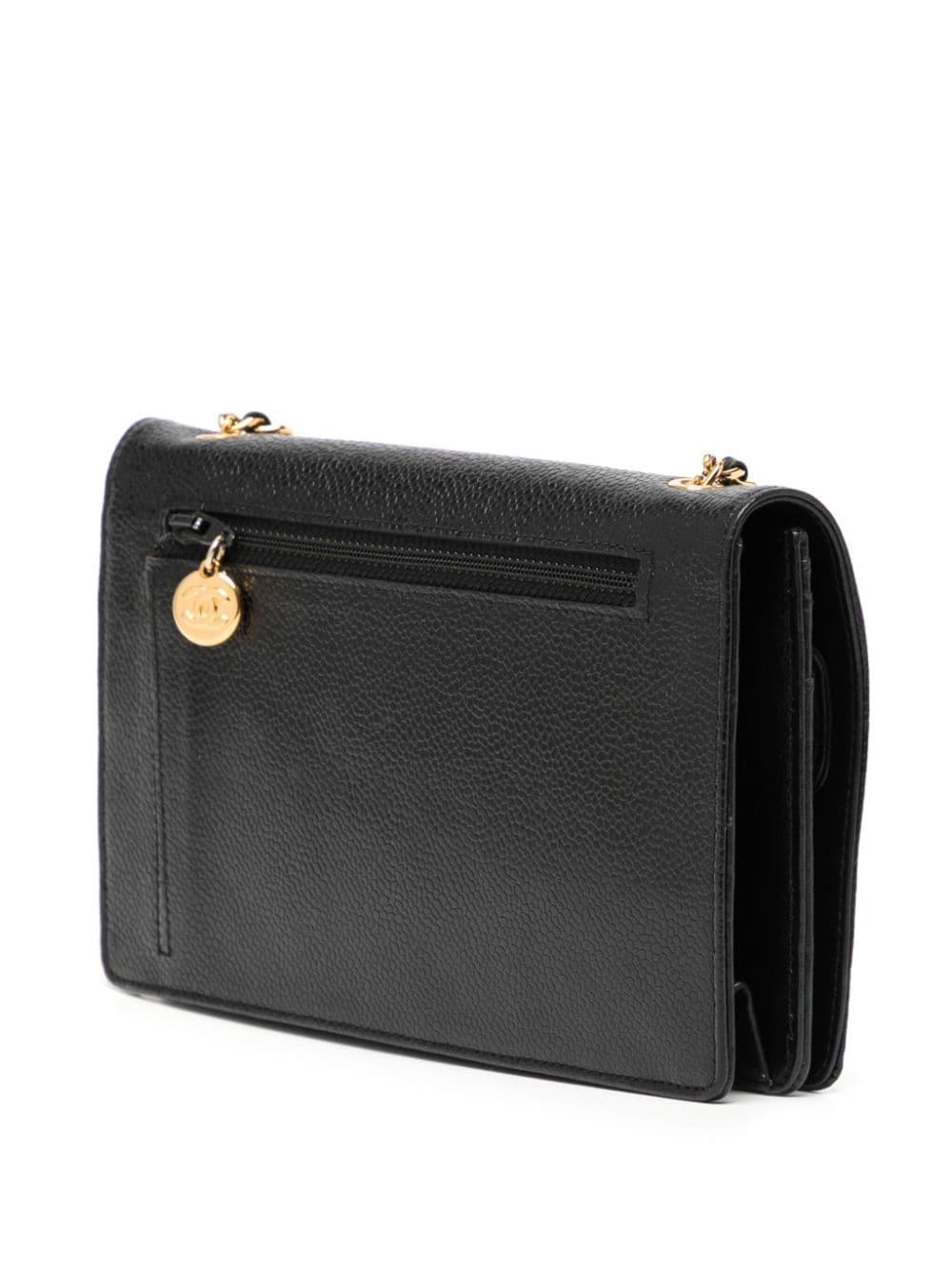 Chanel 1996 Vintage Woc Brieftasche an Kette Cross Body Bag aus schwarzem Kalbsleder im Angebot 2