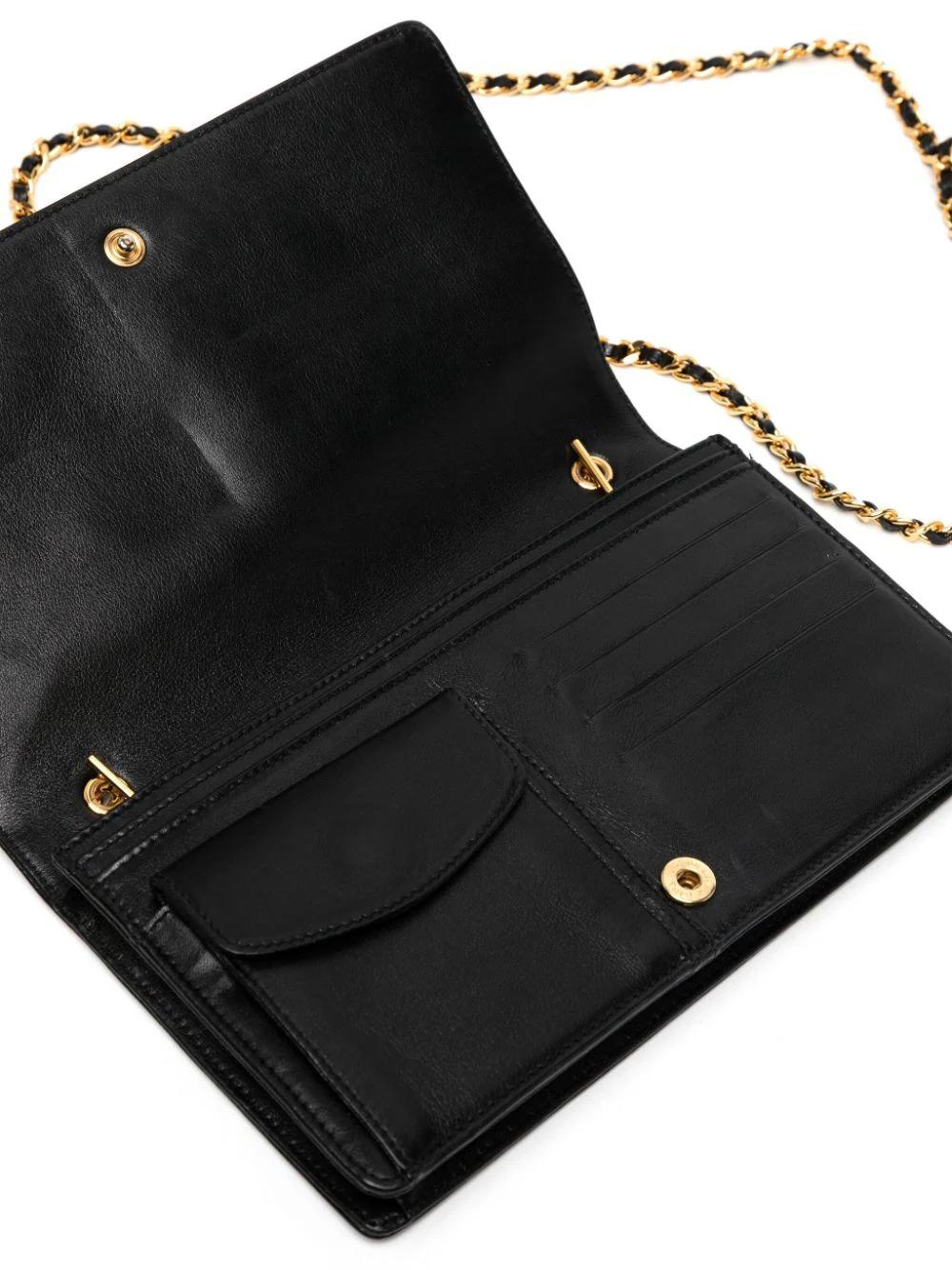 Chanel 1996 Vintage Woc Brieftasche an Kette Cross Body Bag aus schwarzem Kalbsleder im Angebot 3