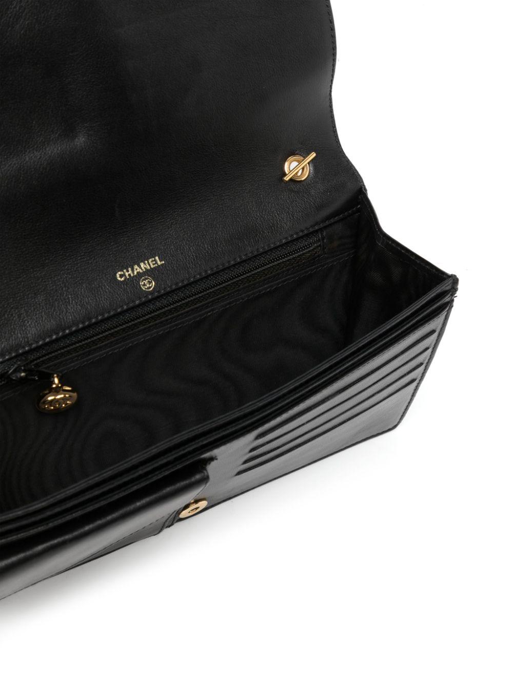Chanel 1996 Vintage Woc Brieftasche an Kette Cross Body Bag aus schwarzem Kalbsleder im Angebot 4