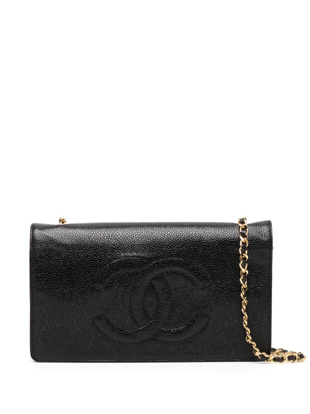 Chanel 1996 Vintage Woc Brieftasche an Kette Cross Body Bag aus schwarzem Kalbsleder im Angebot