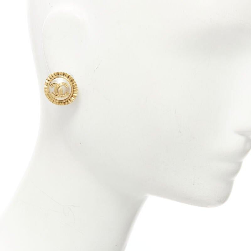 CHANEL Vintage 94A gold tone faux pearl CC logo clip on earring pair
Reference: TGAS/C01556
Brand: Chanel
Designer: Karl Lagerfeld
Collection: 94A
Material: Metal, Faux Pearl
Color: Gold, Pearl
Pattern: Solid
Closure: Clip On
Made in: