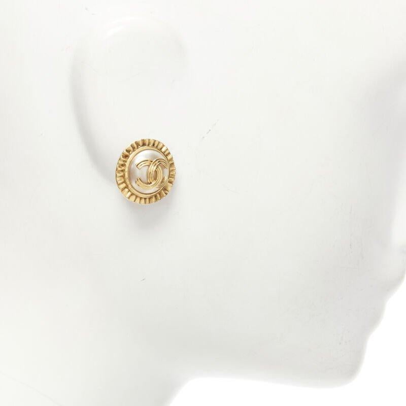Women's CHANEL Vintage 94A gold tone faux pearl CC logo clip on earring pair For Sale