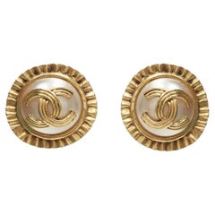 CHANEL Vintage 94A Goldton faux Perle CC Logo Clip auf Ohrring Paar