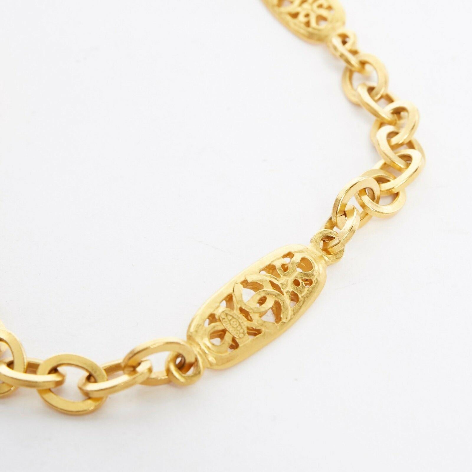 CHANEL Vintage 95P gold baroque CC charm looped chain lobster clasp necklace In Excellent Condition In Hong Kong, NT