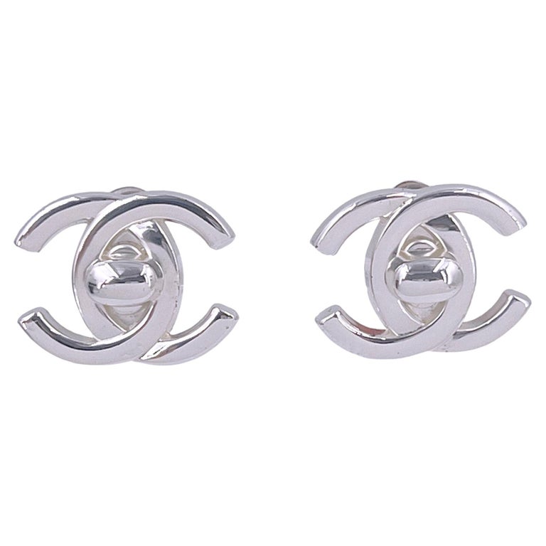 Chanel Vintage 96A Silber Klassische Turnlock-Ohrstecker 65598 im Angebot  bei 1stDibs
