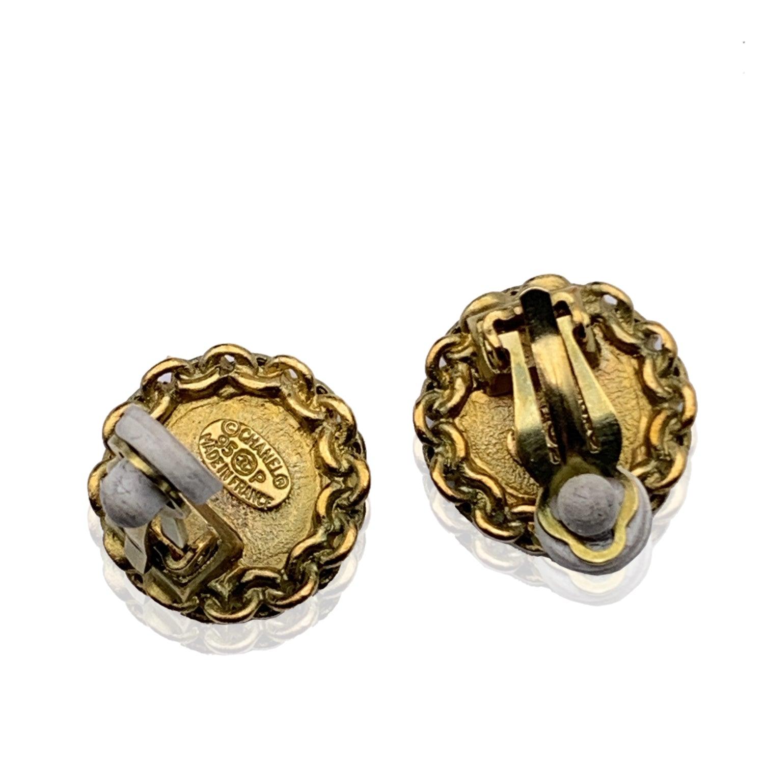 Chanel Vintage Aged Gold Metal Round CC Logo Clip On Earrings In Excellent Condition In Rome, Rome