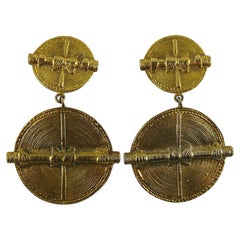 Chanel Boucles d'oreilles pendantes vintage en forme de bouclier d'inspiration africaine en or vieilli de couleur or