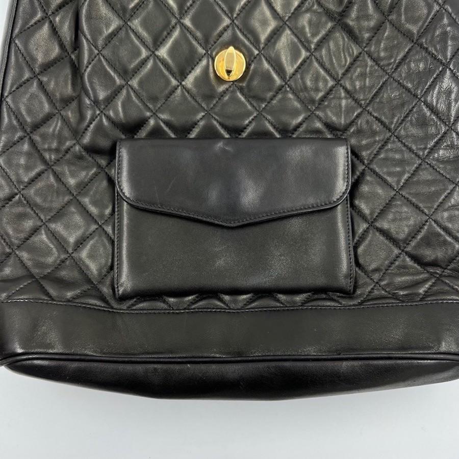 CHANEL - Sac à dos vintage en cuir de veau noir lisse en vente 4