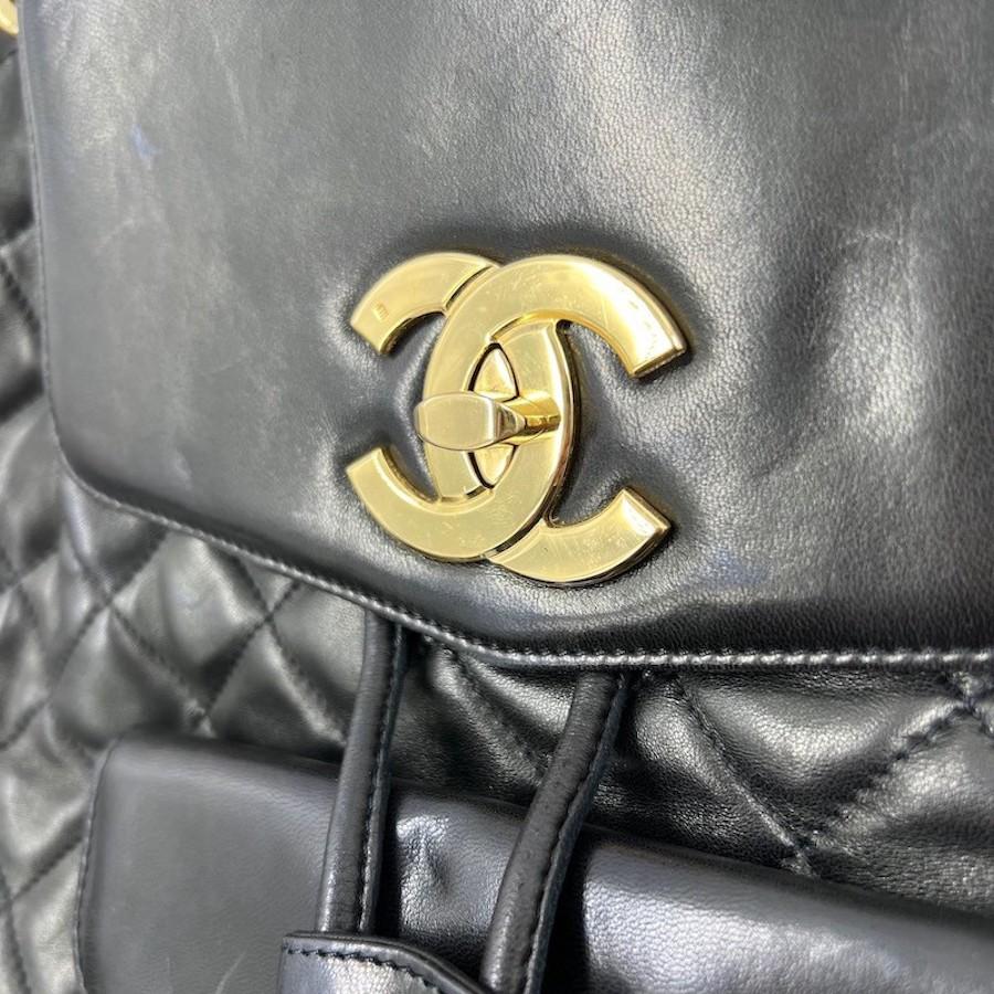 CHANEL - Sac à dos vintage en cuir de veau noir lisse en vente 5