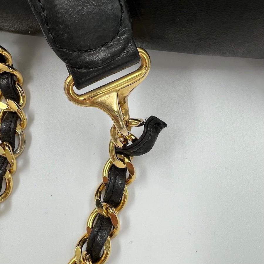 CHANEL - Sac à dos vintage en cuir de veau noir lisse en vente 6