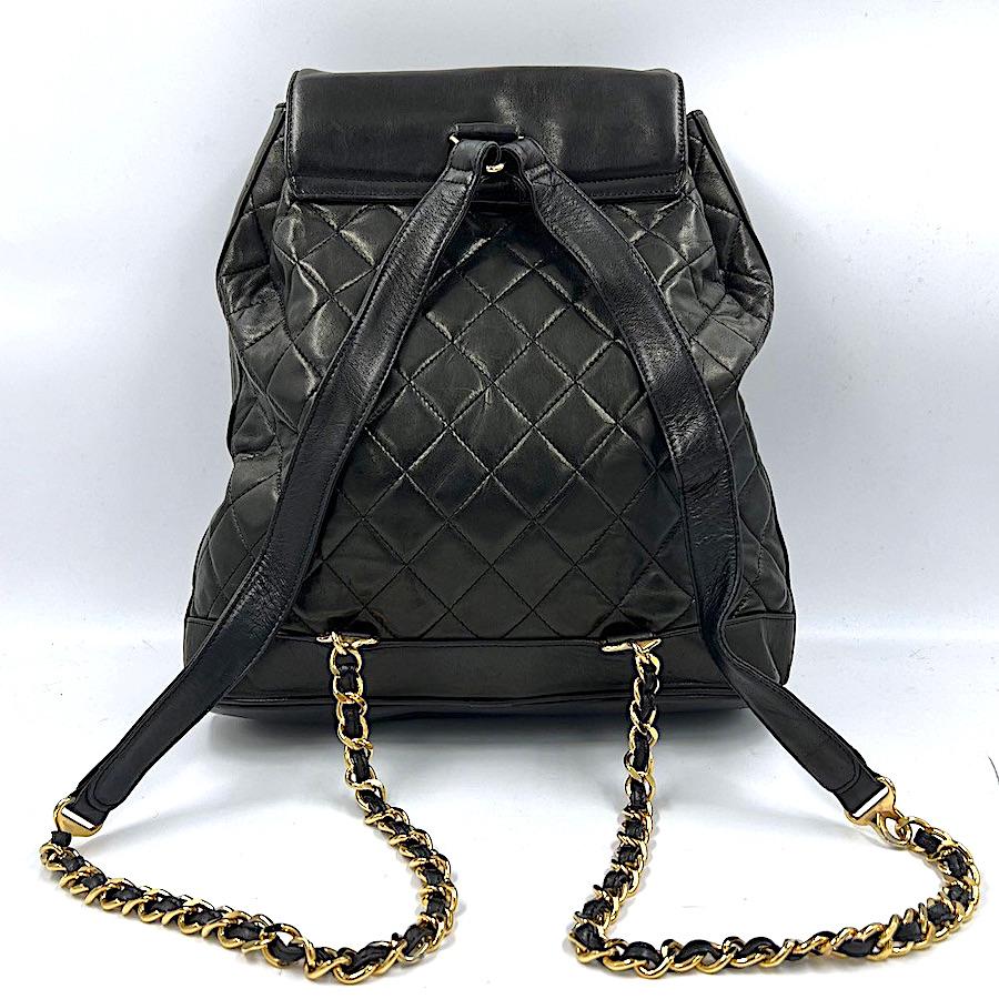 Vintage CHANEL backpack in black smooth Calfskin leather. Micro scratches on the leather (see picture). The hardware is in gilt metal.
In very good condition
Made in France.
Material: smooth calfskin (micro scratches)
Dimensions : Size: 32 x 34 x