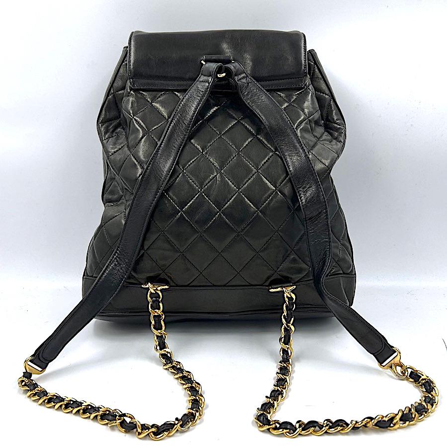 Vintage CHANEL backpack in black smooth Calfskin leather. Micro scratches on the leather (see picture). The hardware is in gilt metal.
In very good condition
Fabriqué en France.
Material: smooth calfskin (micro scratches)
Dimensions : Size: 32 x 34