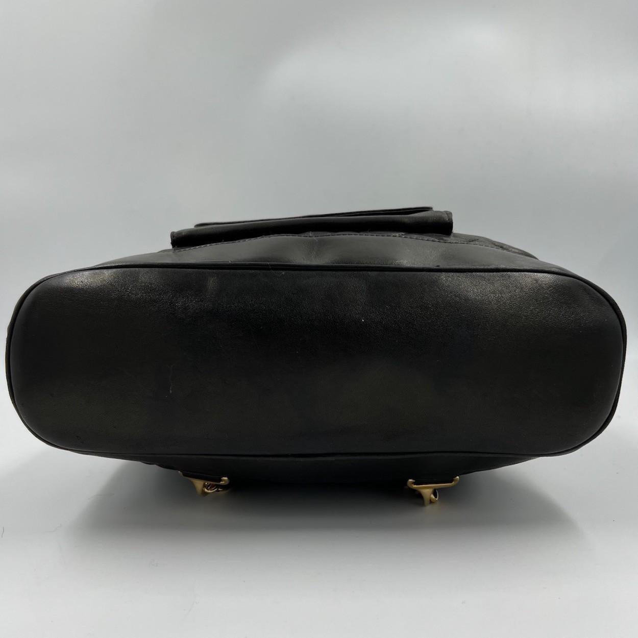Noir CHANEL - Sac à dos vintage en cuir de veau noir lisse en vente