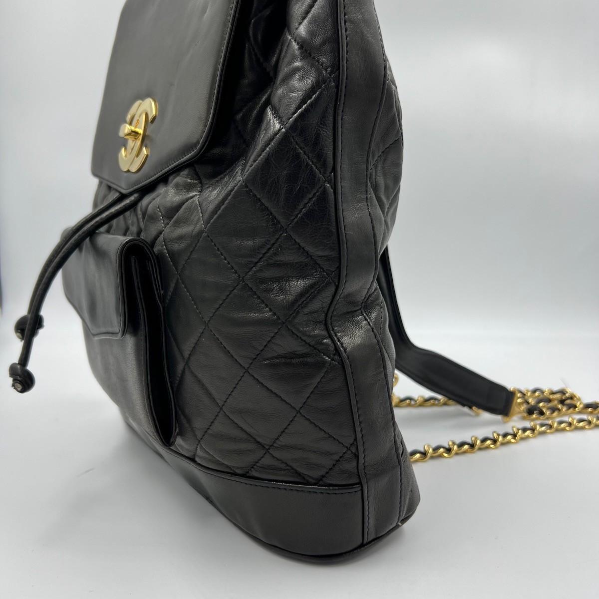 CHANEL Vintage Backpack in Black Smooth Calfskin Leather In Good Condition For Sale In Paris, FR