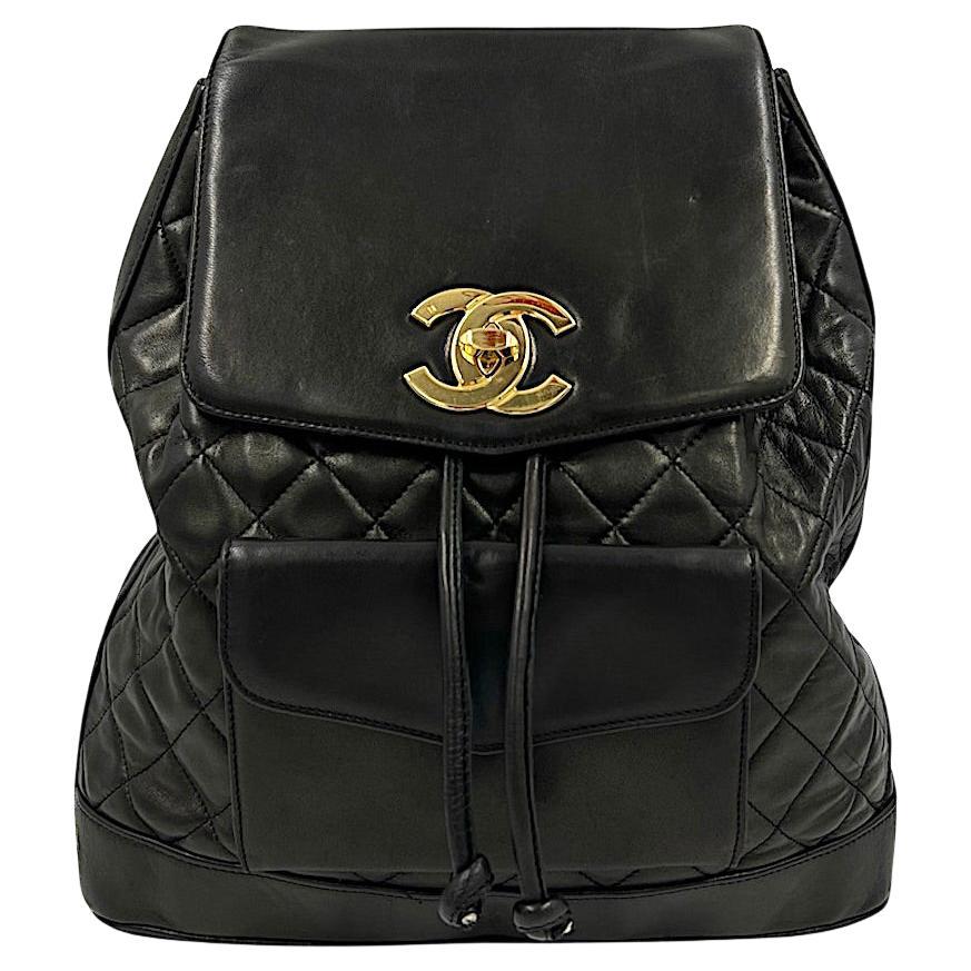 CHANEL Vintage Rucksack aus schwarzem, glänzendem Kalbsleder