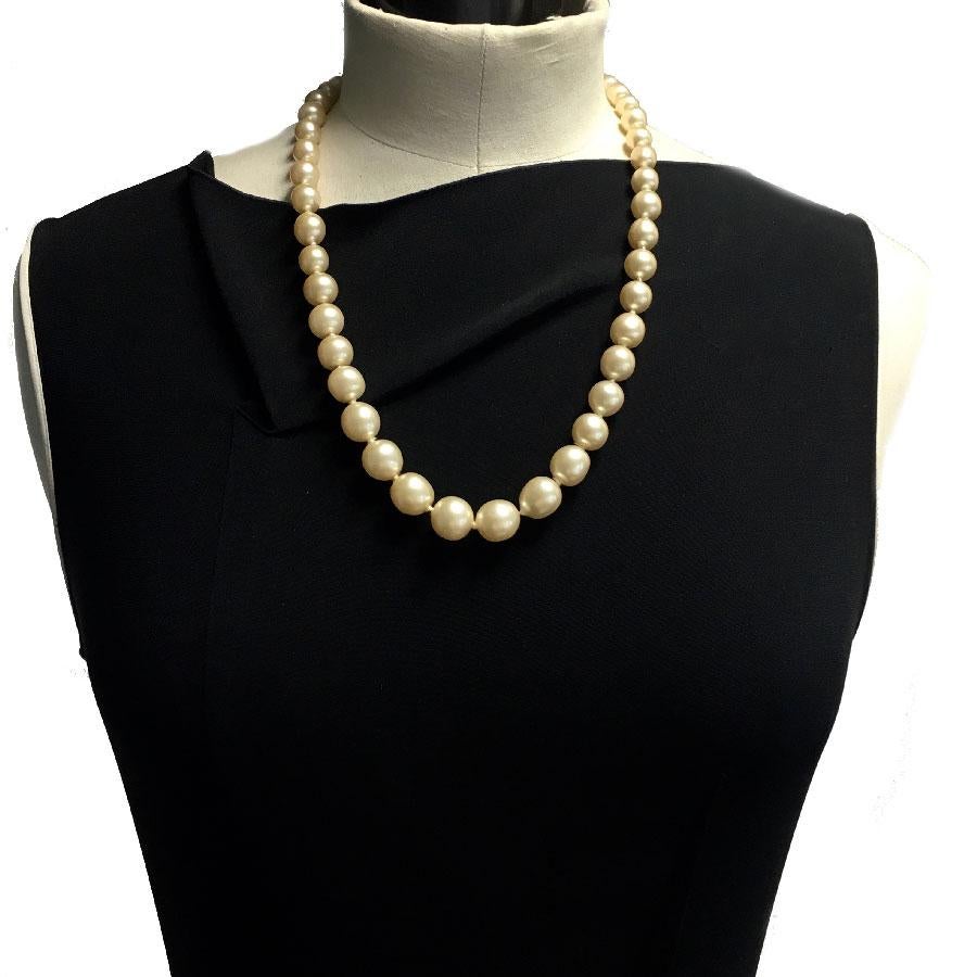 Very beautiful CHANEL vintage beaded necklace in white pearls. Its clasp CC is original and gives cachet to this jewel. 
It comes from the spring-summer 1997, made in France.
Its clasp is a CC in very good condition. It is vintage but very