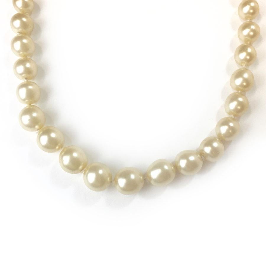 CHANEL Vintage Beaded Necklace in White Pearls In Good Condition In Paris, FR