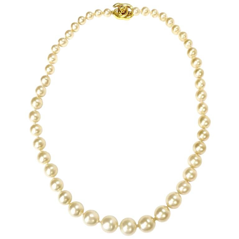 CHANEL Vintage Beaded Necklace in White Pearls