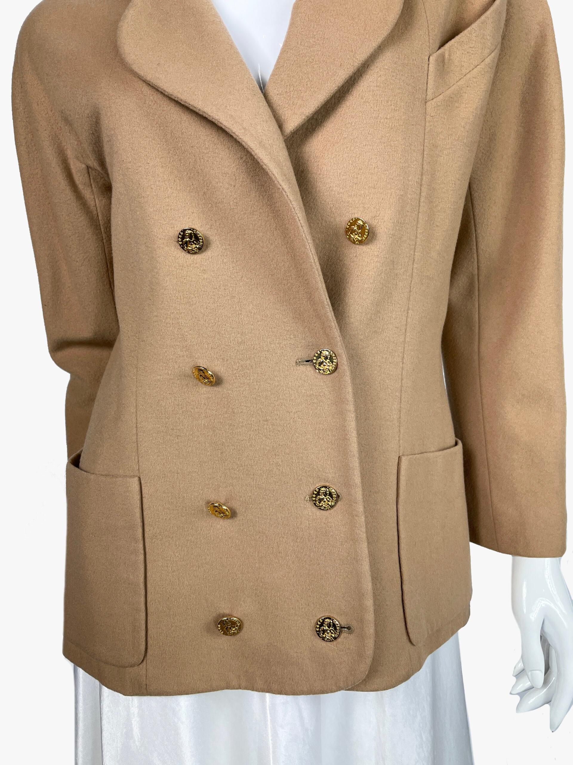 Chanel Vintage Beige Button Boutique Blazer, 1980s In Good Condition For Sale In New York, NY