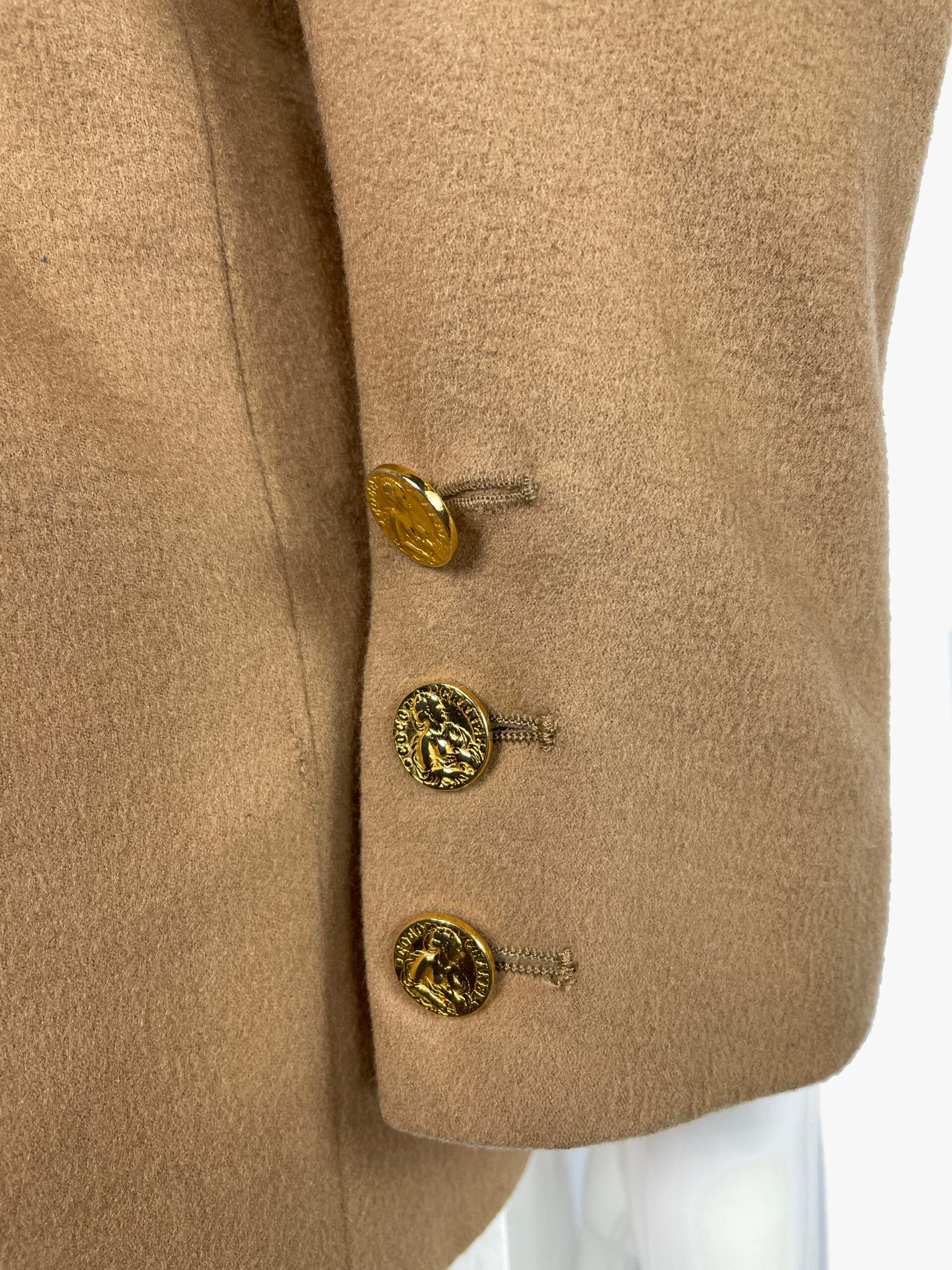 Chanel Vintage-Blazer mit Knopfleiste in Beige, 1980er Jahre im Angebot 1