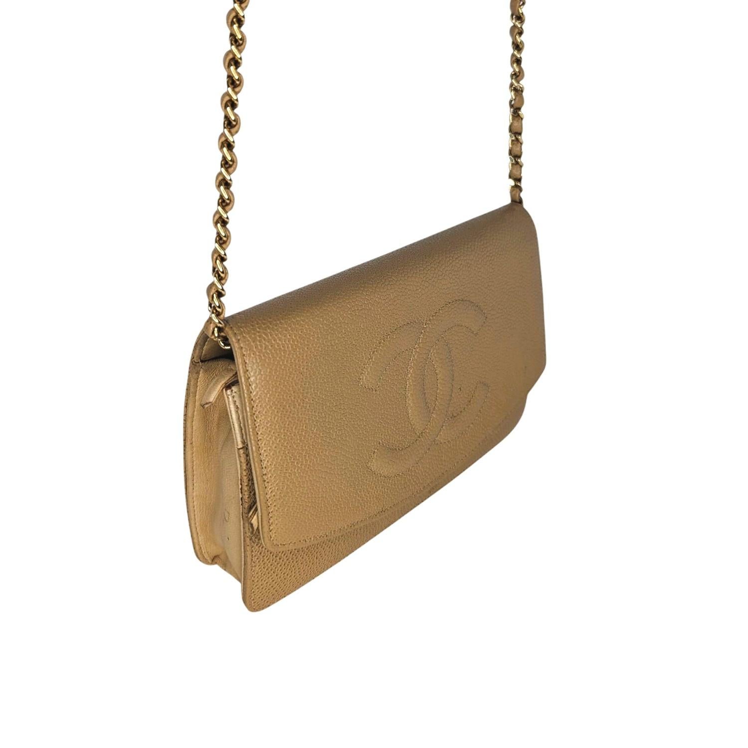 Dieses elegante Portemonnaie ist aus luxuriös strukturiertem Kaviarleder in Rosa gefertigt und trägt auf der Vorderseite eine Chanel CC-Logo-Prägung. Die Tasche hat einen Schulterriemen aus Leder mit silbernen Kettengliedern und eine überkreuzte