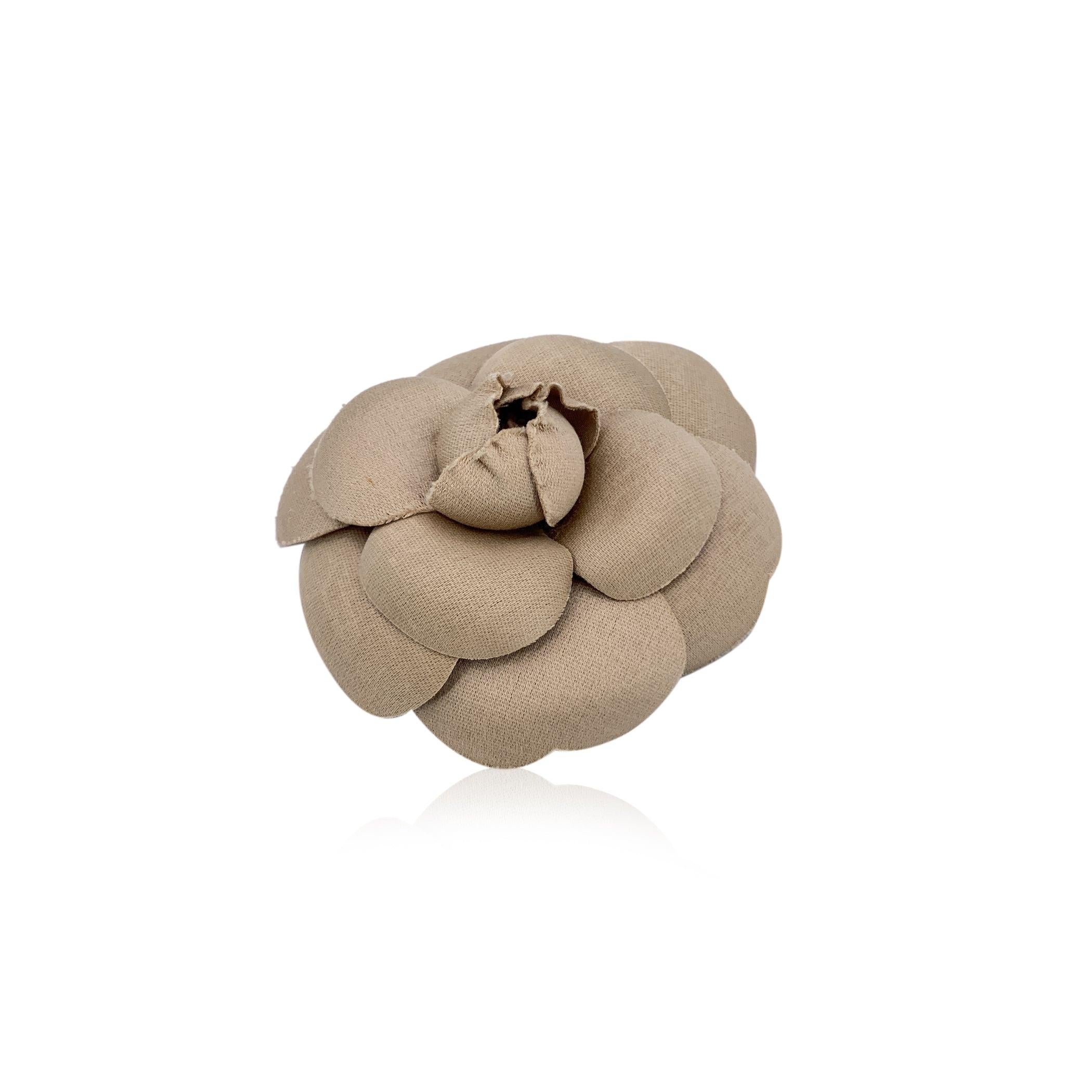 Chanel Vintage Beige Fabric Camelia Flower Camellia Brooch Pin In Excellent Condition For Sale In Rome, Rome
