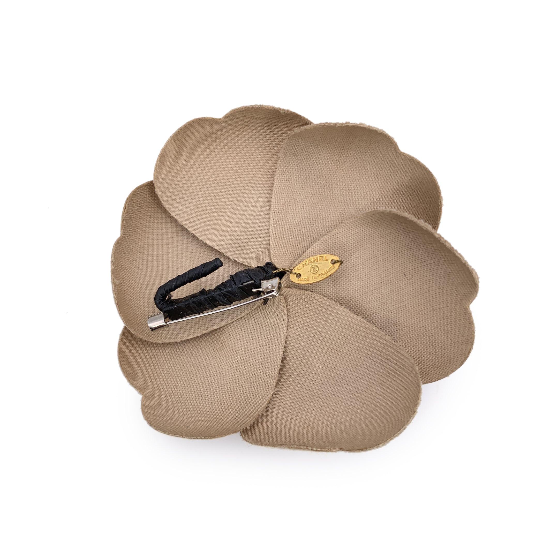 Women's Chanel Vintage Beige Fabric Camelia Flower Camellia Brooch Pin For Sale