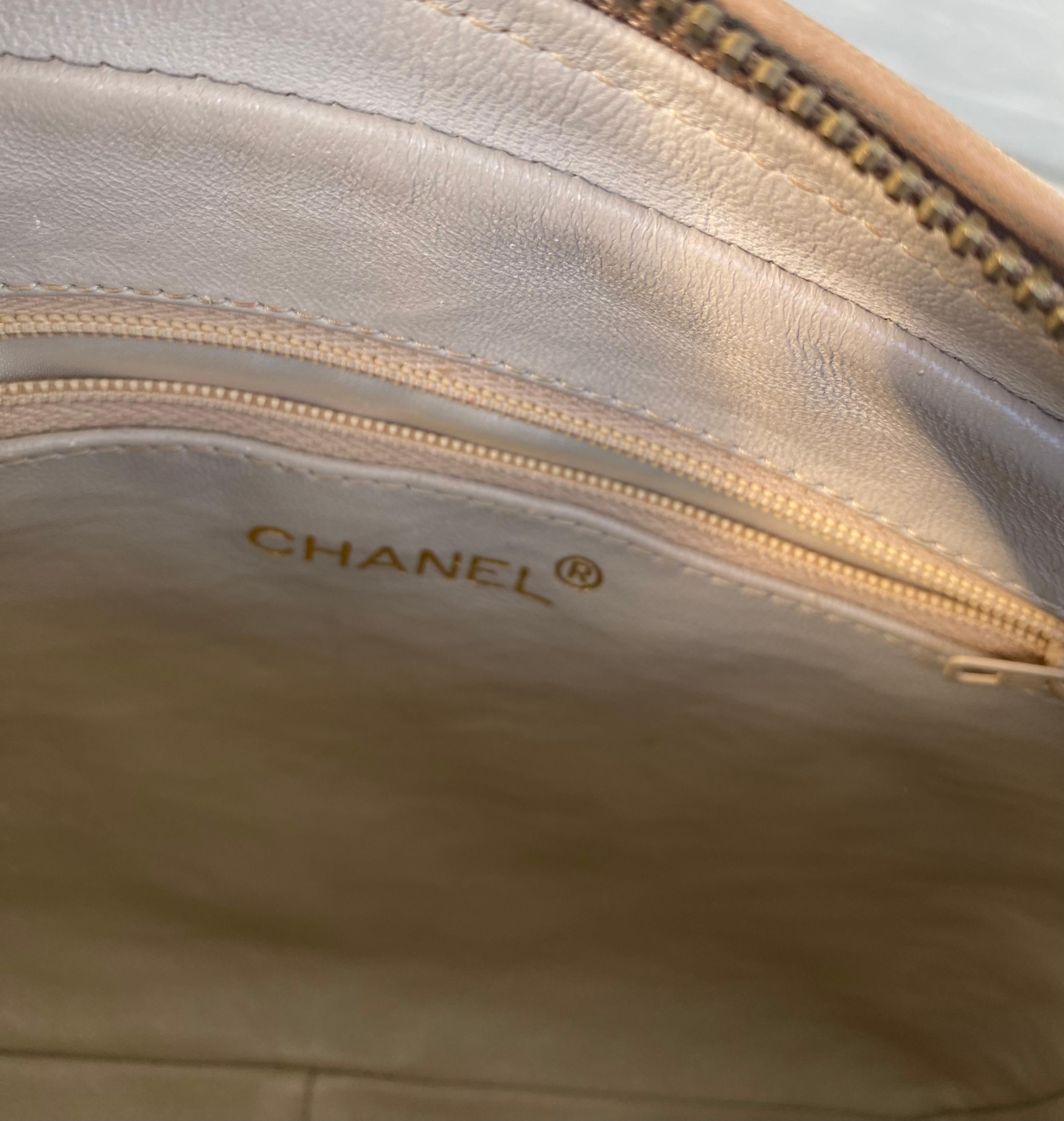 Sac à bandoulière pour appareil photo Chanel vintage en cuir d'agneau matelassé beige en vente 9