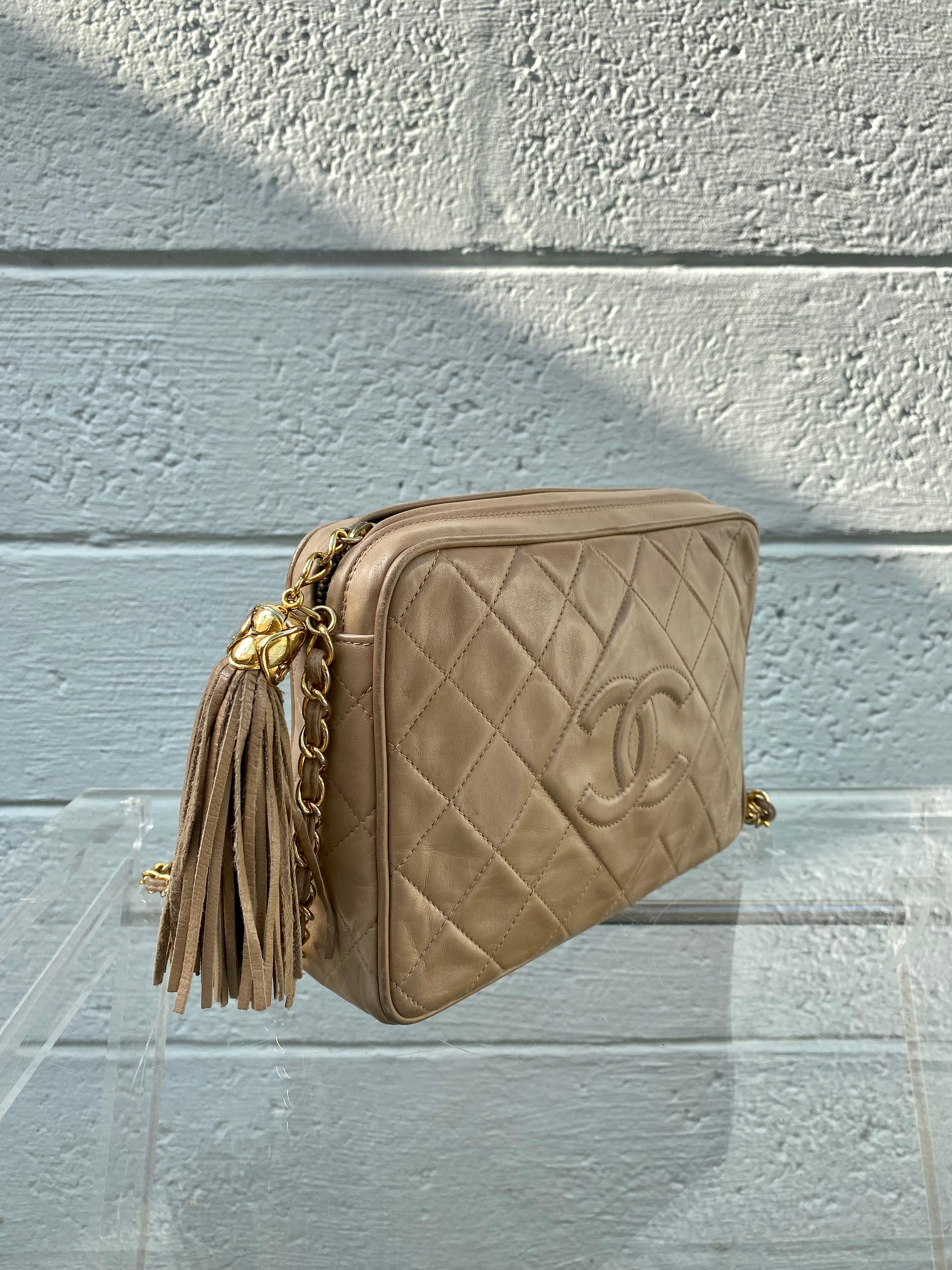 Das Nonplusultra in der Herstellung von Handtaschen, luxuriöse Handwerkskunst. Das ikonische Haus Chanel versorgt uns immer mit zeitlosen und klassischen Stücken. Die seltene Tasche verleiht der zeitlosen Kreation ein neues Maß an Raffinesse und