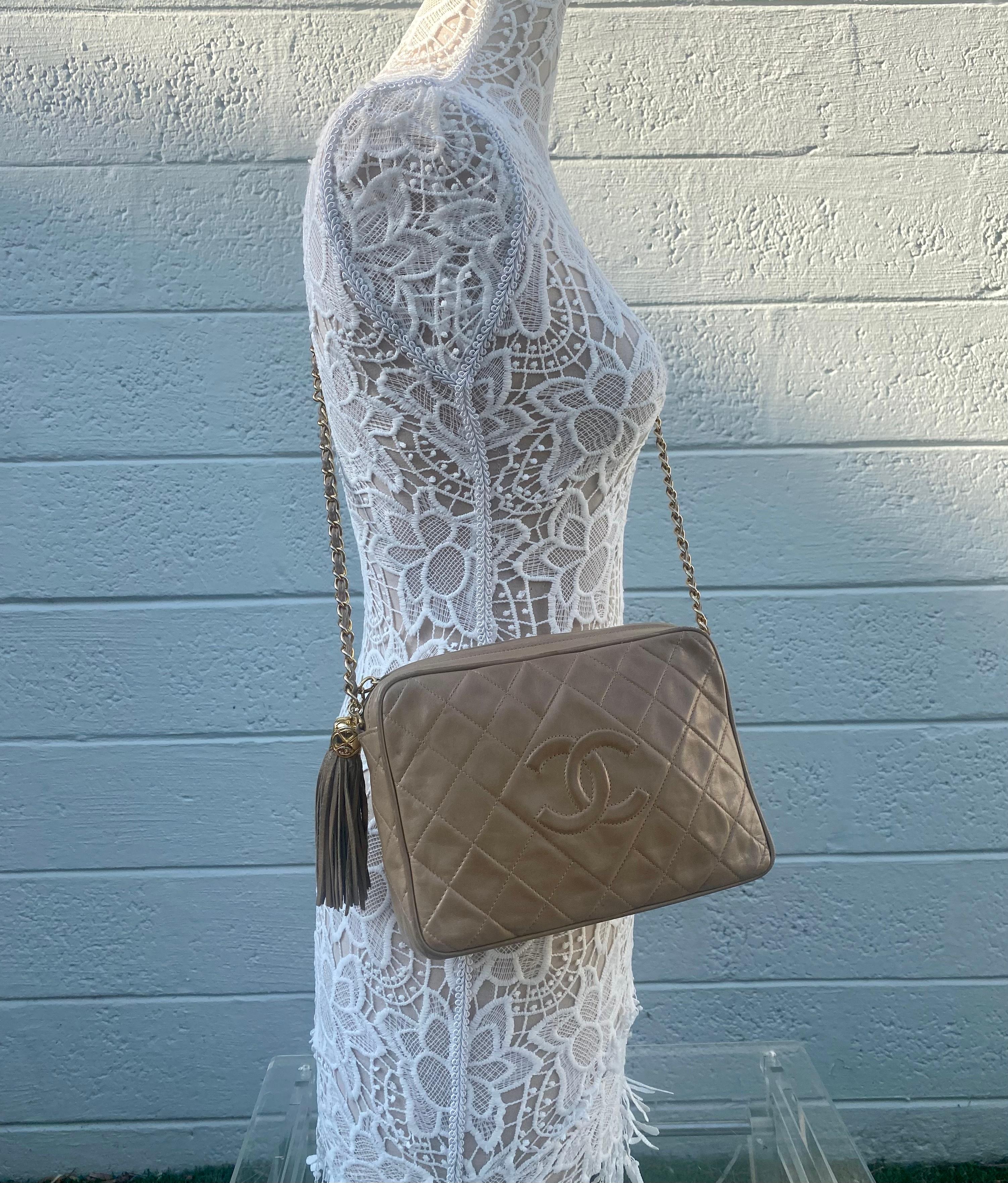 Sac à bandoulière pour appareil photo Chanel vintage en cuir d'agneau matelassé beige en vente 5