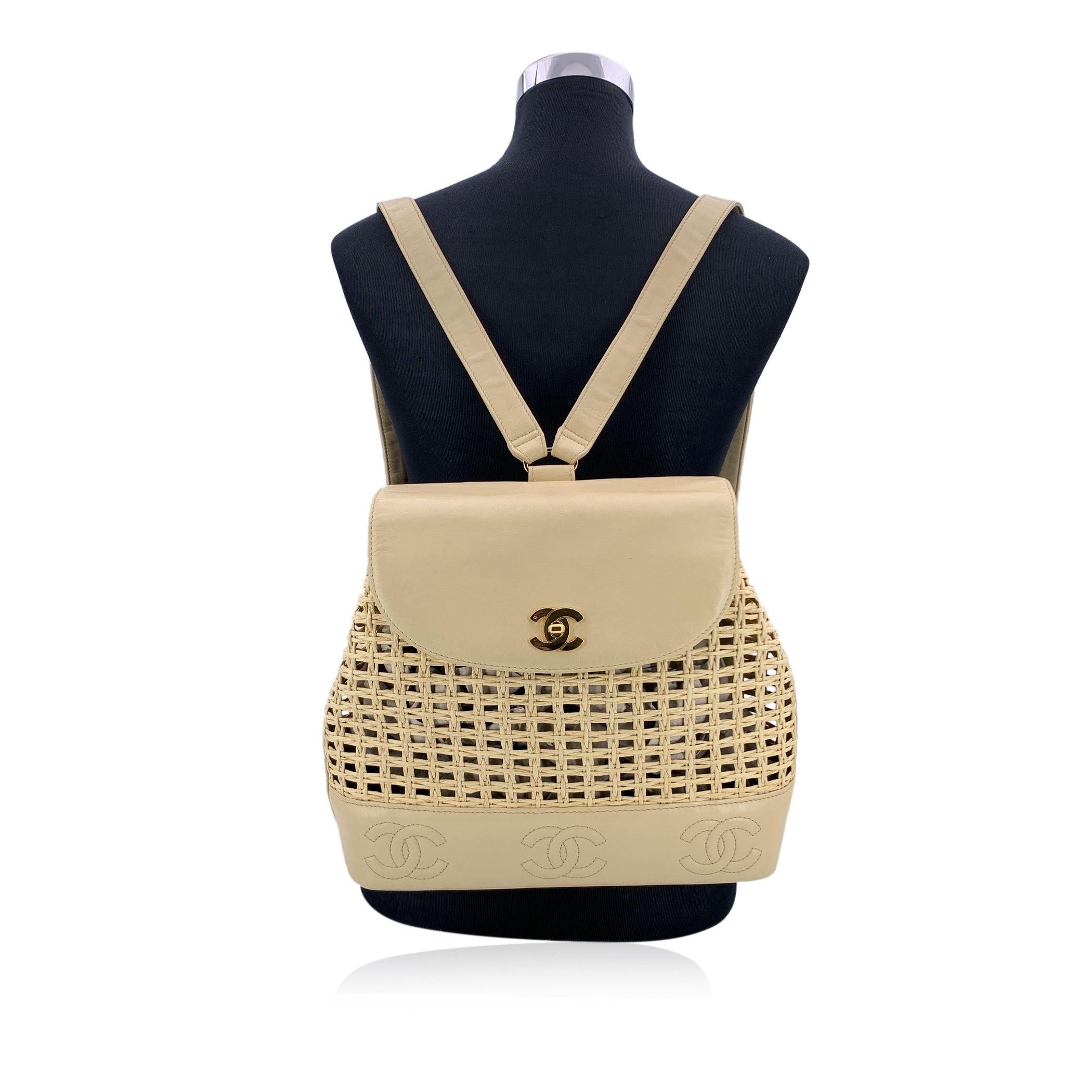 Ce magnifique sac sera accompagné d'un certificat d'authenticité fourni par Entrupy. Le certificat sera fourni sans frais supplémentaires Un murmure d'élégance de la Côte d'Azur, le sac à dos Chanel Vintage Lambskin Straw en Beige capture l'esprit