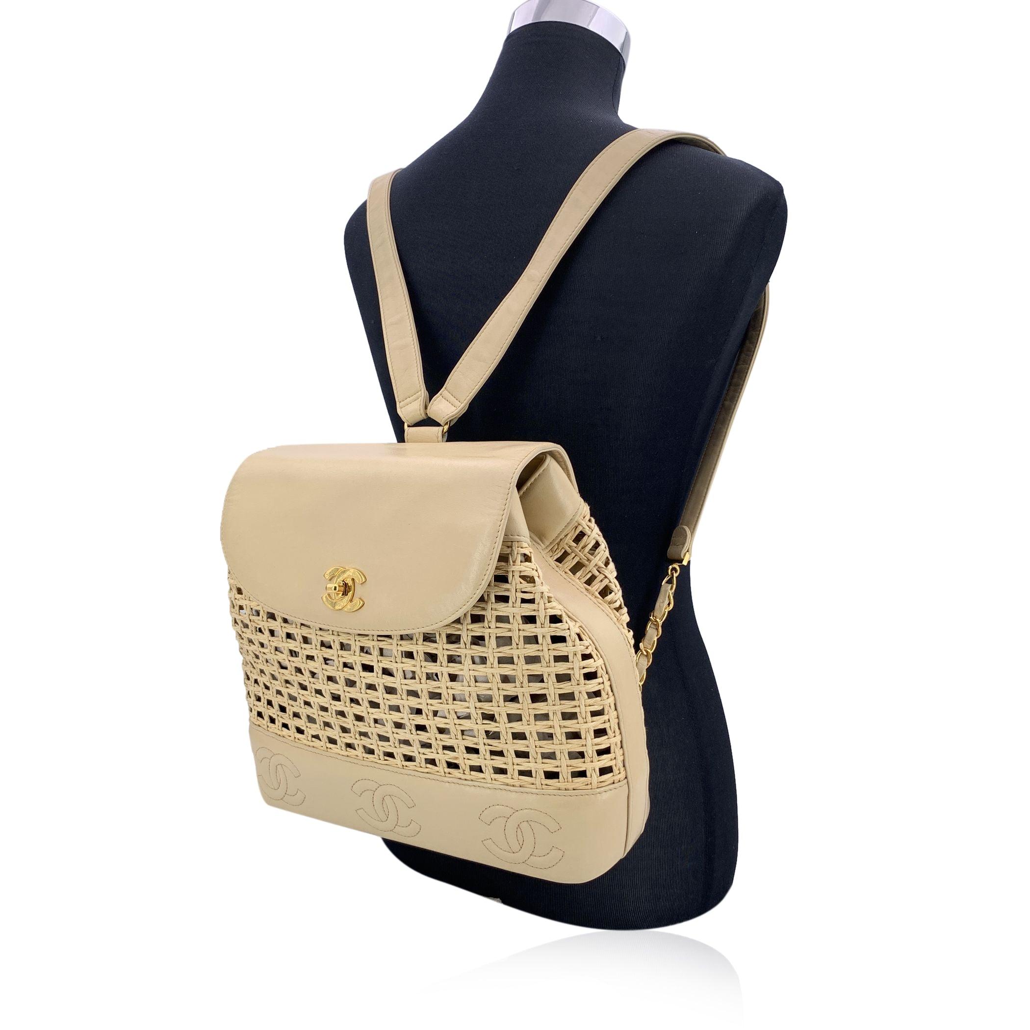 Beige Sac à bandoulière vintage Chanel en cuir beige et paille en vente