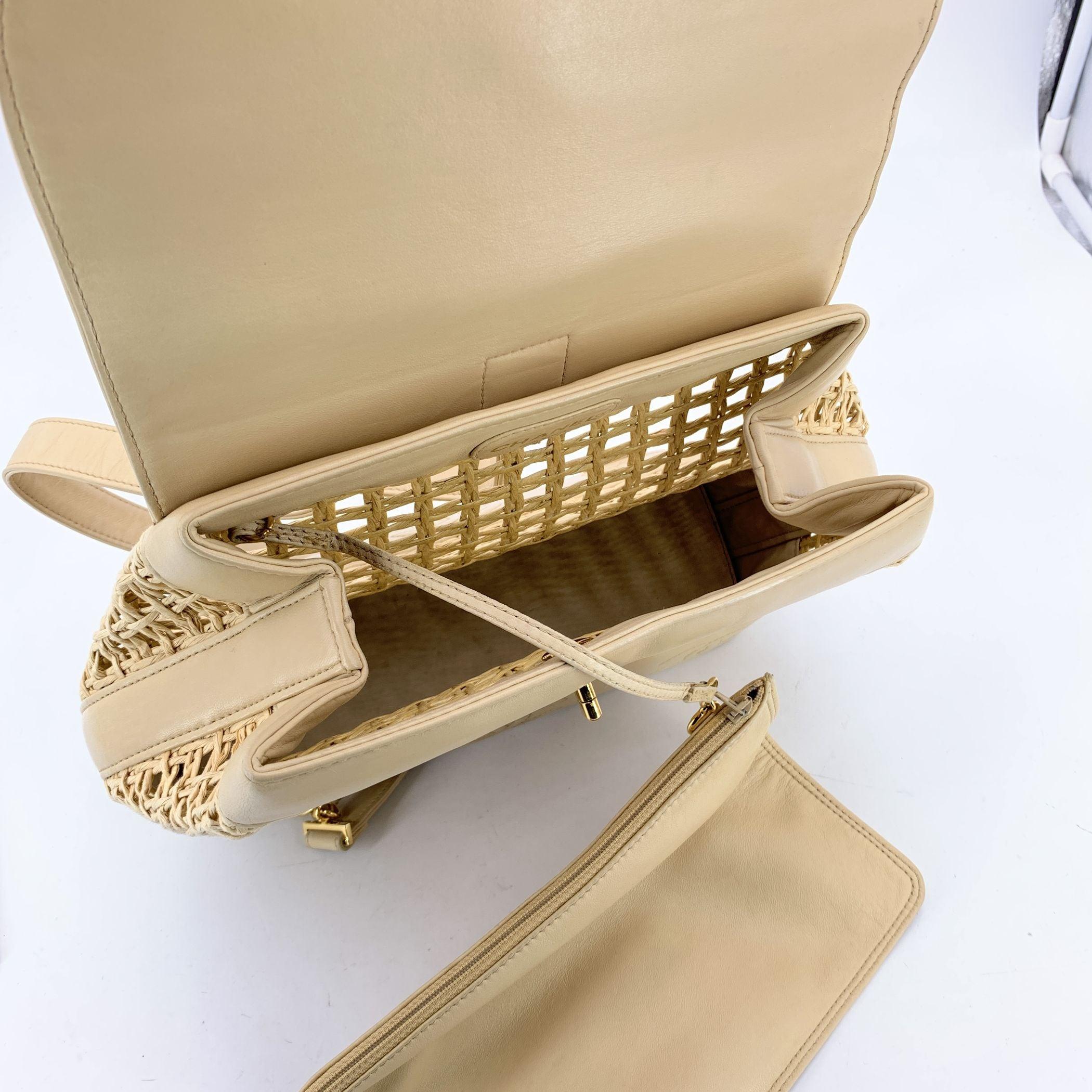 Sac à bandoulière vintage Chanel en cuir beige et paille Pour femmes en vente