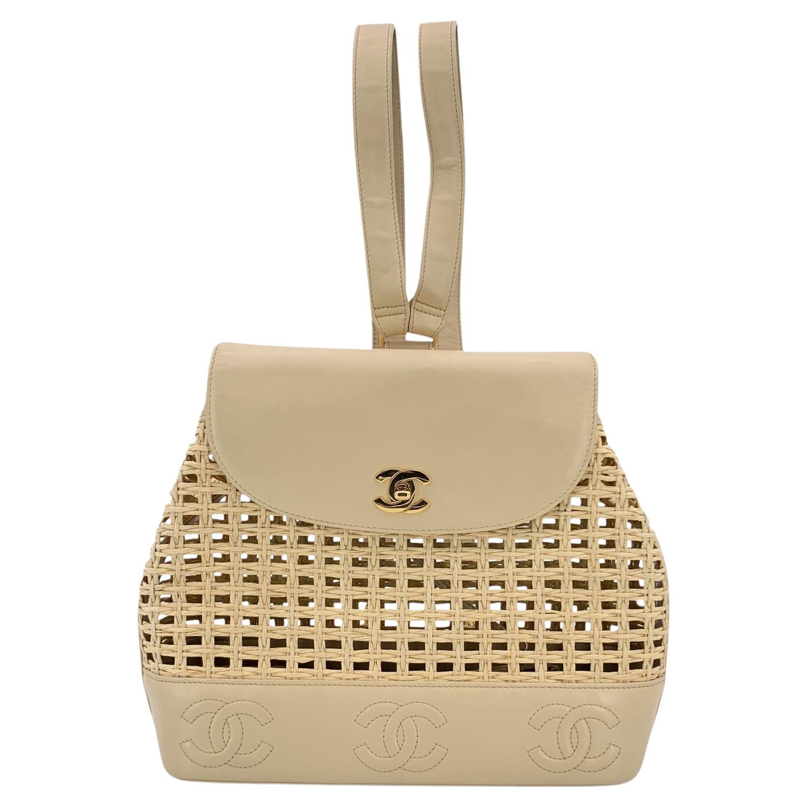 Sac à bandoulière vintage Chanel en cuir beige et paille