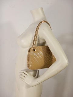 Chanel Vintage Beige Leather Chevron Quilted Kiss Lock Chain Bag